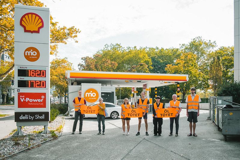 Des activistes d'act now! devant Shell