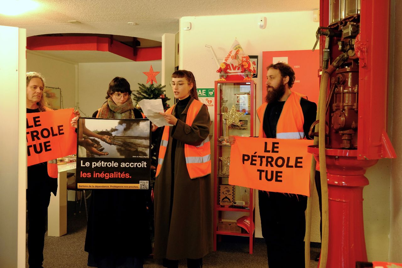 Des activistes d'act now! devant le siège social d'Avia