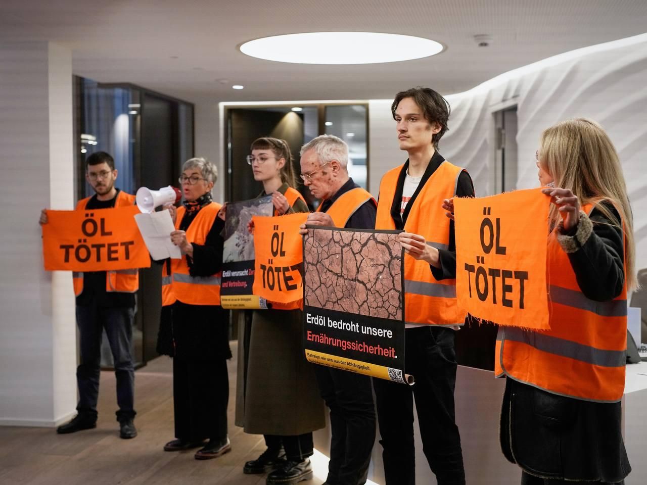 des activistes d'act now! au siège social de Socar