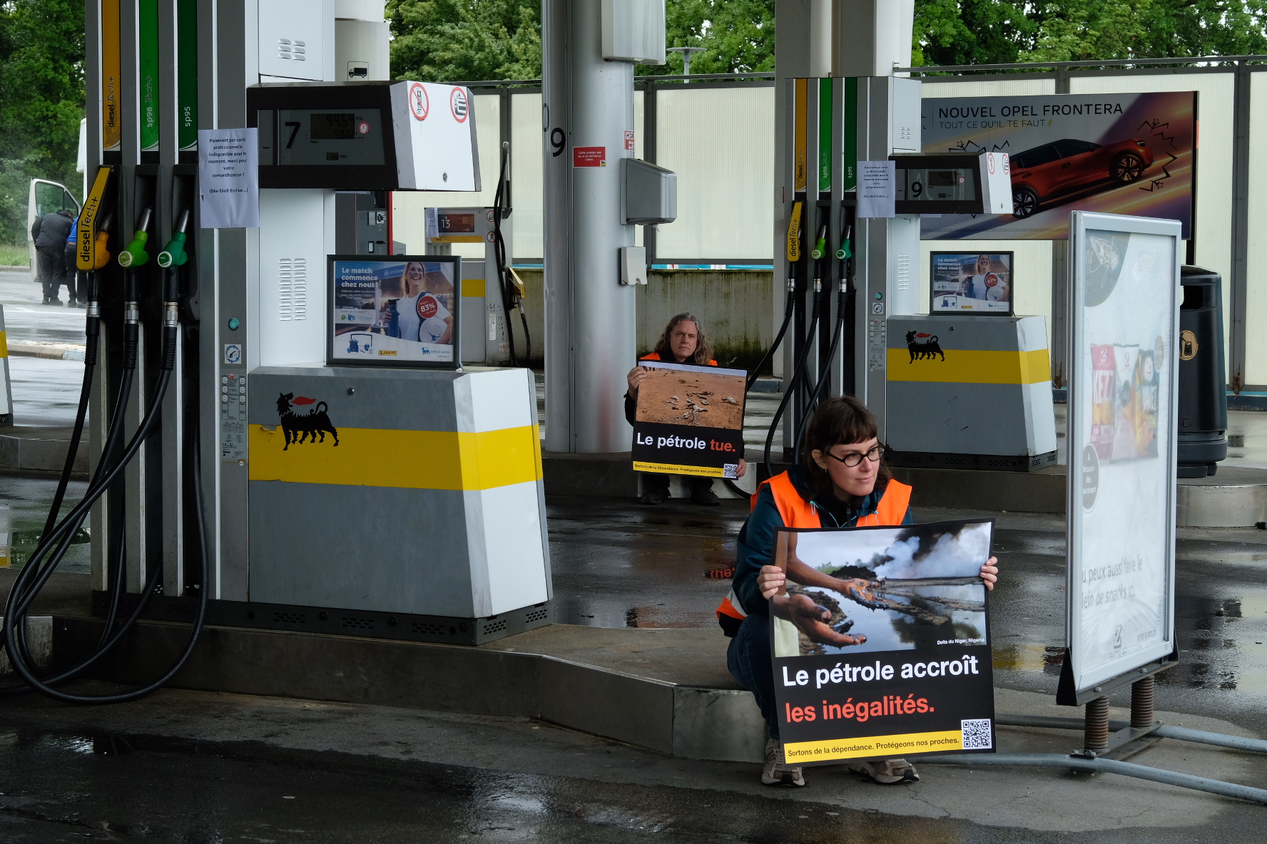 8 Aktivit:innen von act now! fordern Warnhiweise an Tankstellen - © act now!