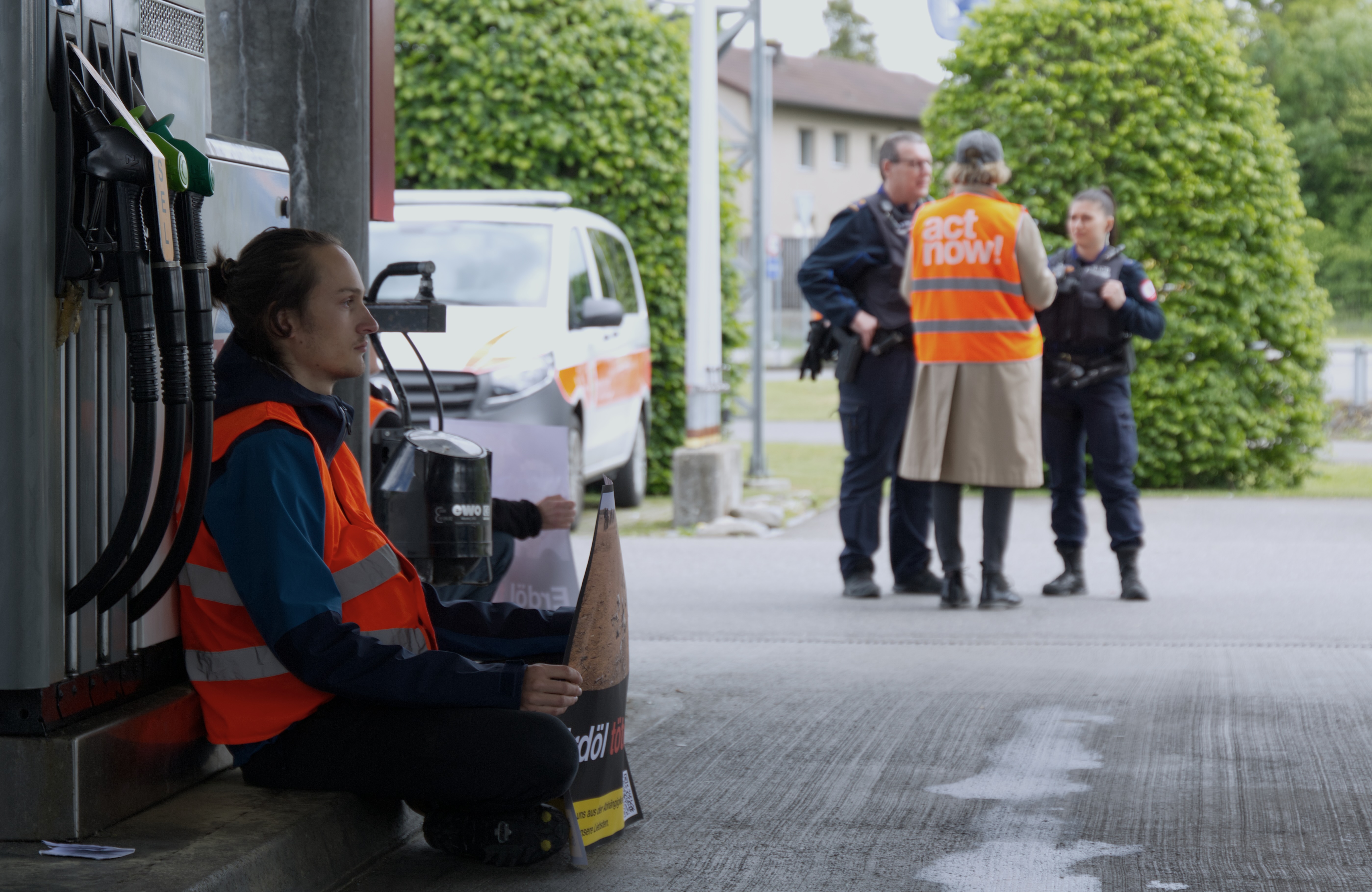 8 activistes d'act now! demandent à l'Union Pétrolière de coller des avertissements sur les pompes à essence - © act now!